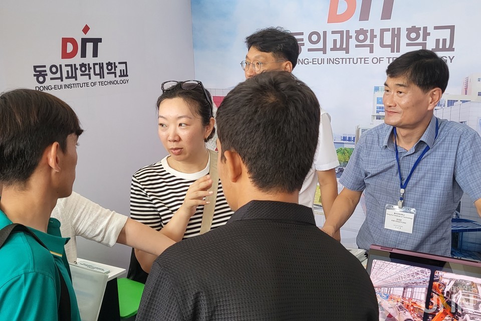 공과계열 유학을 희망하는 우즈베키스탄 학생 2명이 대학의 학과, 전공에 대해 상세하게 질문하고 있다. (사진=주지영 기자)