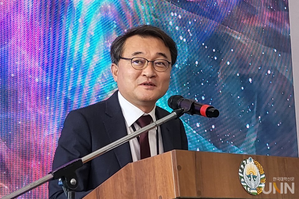  국장현 주우즈베키스탄대한민국대사관 공사참사관·총영사가 이날 축사에서 우즈베키스탄과 한국문화의 공통점에 대해 설명하고 있다. (사진=주지영 기자)