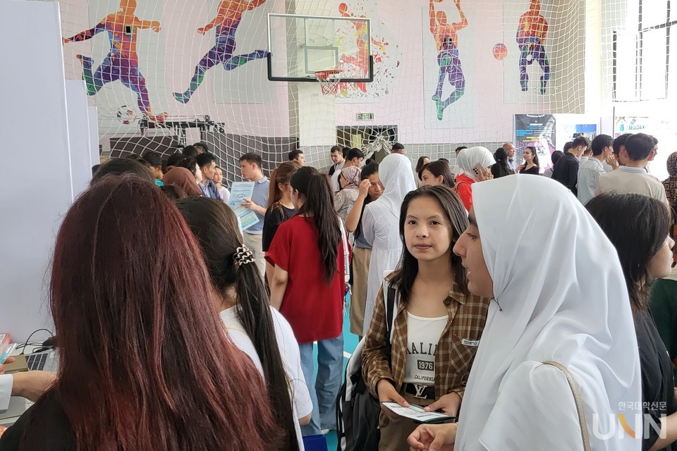 박람회장을 찾은 우즈베키스탄 학생들이 대학별 부스 앞에서 상담을 받기 위해 차례를 기다리고 있다. (사진=주지영 기자)