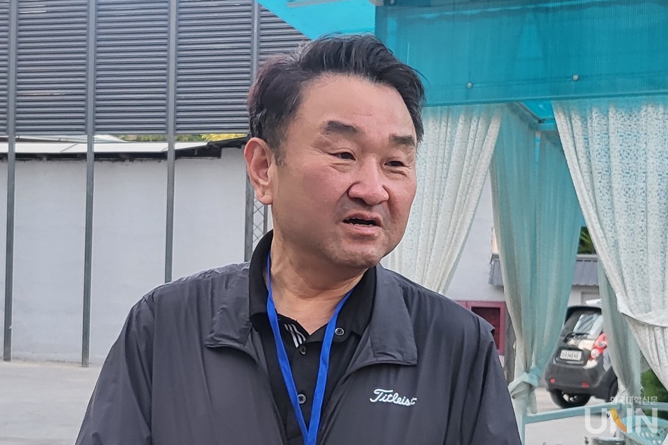 김영도 고등직업해외인재유치협의회 회장이 현지시간으로 22일 첫 박람회를 마친 뒤 개최된 평가회에서 전문대학 역할에 대해 설명하고 있다. (사진=주지영 기자) 