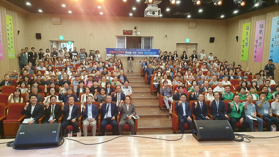 세계정신올림픽 준비 연합학술대회의 참가자들이 기념촬영을 했다. 앞줄 왼쪽 셋째부터 김재홍 ESG실천국민연대 상임의장(17대 국회의원, 전 서울디지털대 총장), 소진광(전 가천대 부총장), 조덕호 학술대회 조직위원장(대구대 명예교수), 김하수 청도군수, 이철우 경북 도지사, 박광국 정부업무평가공동위원장. (사진=한국ESG학회)