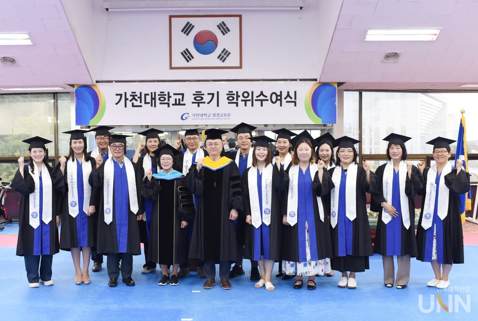 가천대 후기 학위수여식에 참여한 원격평생교육원 졸업생들이 22일 글로벌캠퍼스 대학원 건물에서  이영호 원장과 기념촬영을 하고 있다. (사진=가천대)