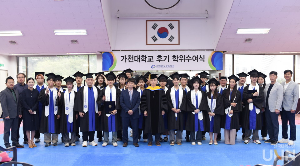 가천대 후기 학위수여식에 참여한 평생교육원 졸업생들이 22일 글로벌캠퍼스 대학원 건물에서 이영호 원장과 기념촬영을 하고 있다. (사진=가천대)