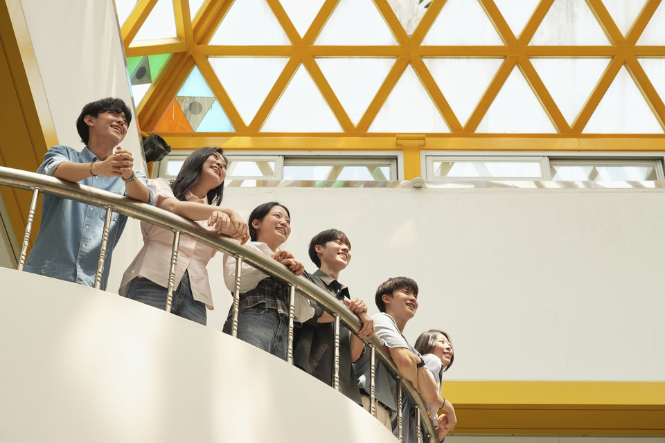 캠퍼스에서 웃고 있는 학생들.