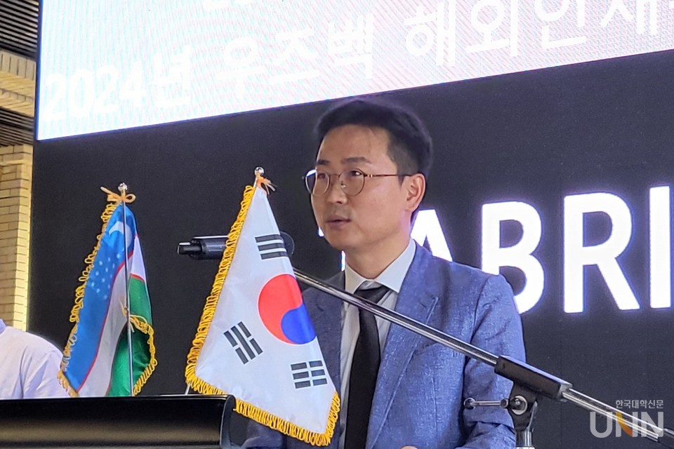 이은규 타슈켄트한국교육원 부원장이 축사에서 이번 박람회가 사마르칸트에서 한국 최초로 열리는 유학박람회라는 점을 강조하고 있다. (사진=주지영 기자)
