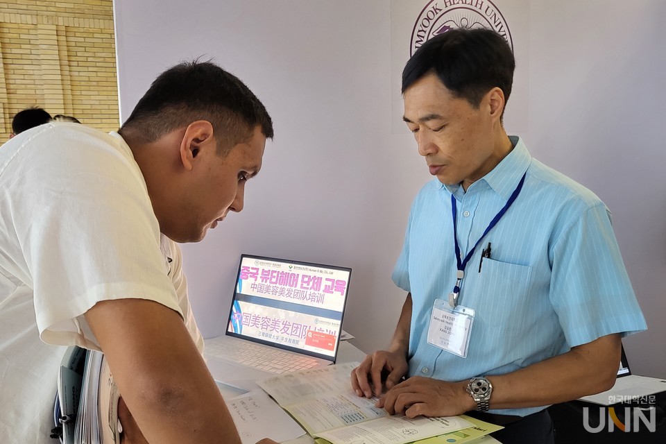 우즈베키스탄 학생이 대학 관계자와 팜플렛을 보며 상담을 하고 있다. (사진=주지영 기자)