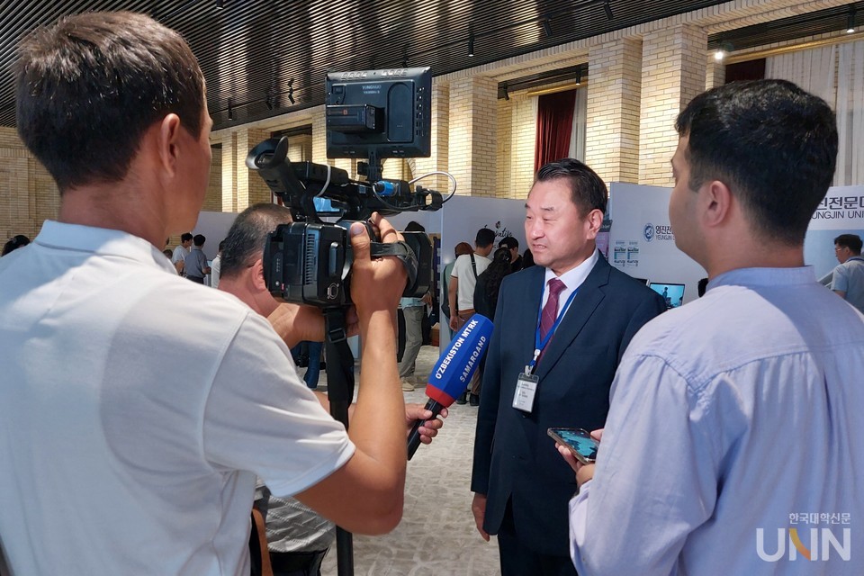 우즈베키스탄 방송사에서 김영도 해인협 회장을 인터뷰하고 있다. (사진=주지영 기자)