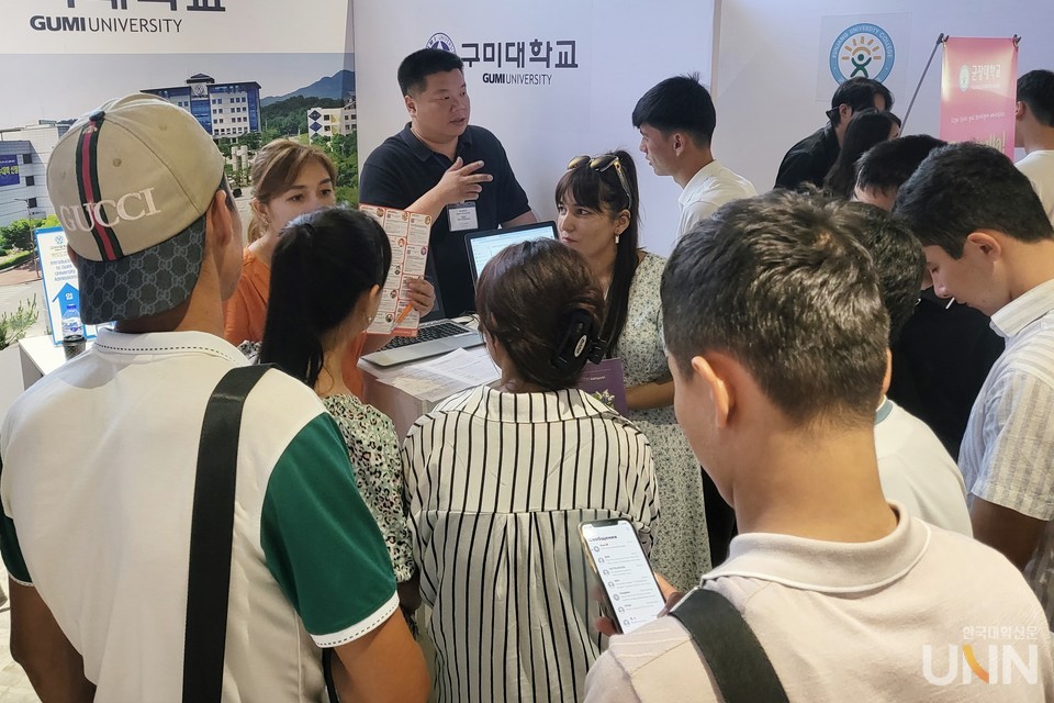 우즈베키스탄 학생들이 대학 부스에서 통역사의 말에 집중하고 있다. (사진=주지영 기자)