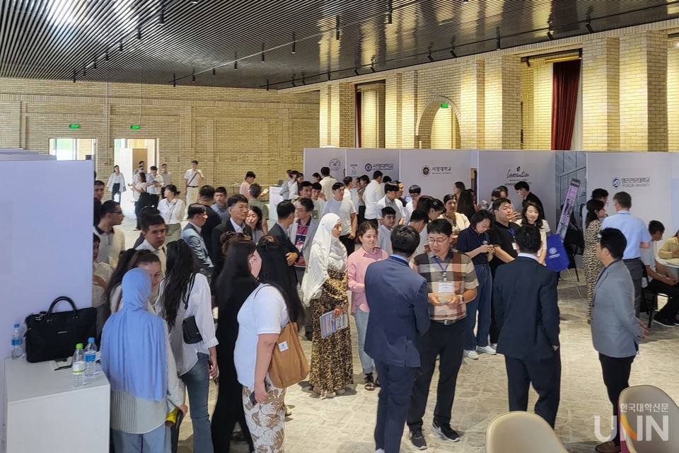 박람회에 마련된 전문대학 13개교 부스에 우즈베키스탄 학생들이 바쁘게 오가고 있다. (사진=주지영 기자)