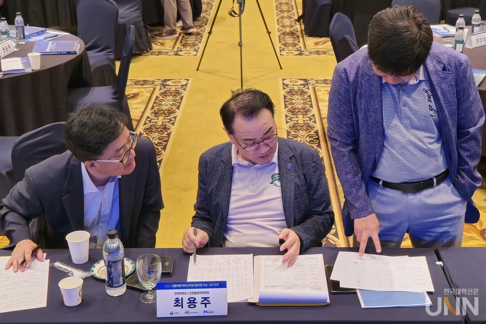 심사위원들이 경진대회 수상자 선정 회의를 하고 있다. 최용주 심사위원장(인제대 산업융합대학원 원장. 가운데)과 이영진 심사위원(한국폴리텍대 부산캠퍼스 교학처장, 왼쪽), 윤우영 심사위원(계명문화대 기획실장, 오른쪽). (사진=김의진 기자)