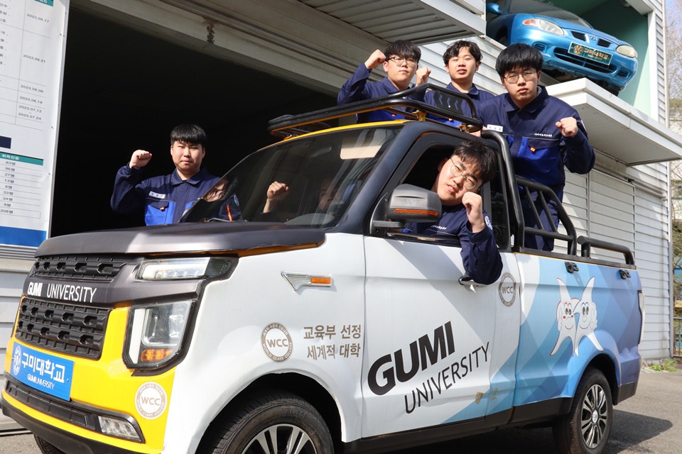 기계자동차학부 학생들이 직접 조립한 전기차에서 타고 있는 모습