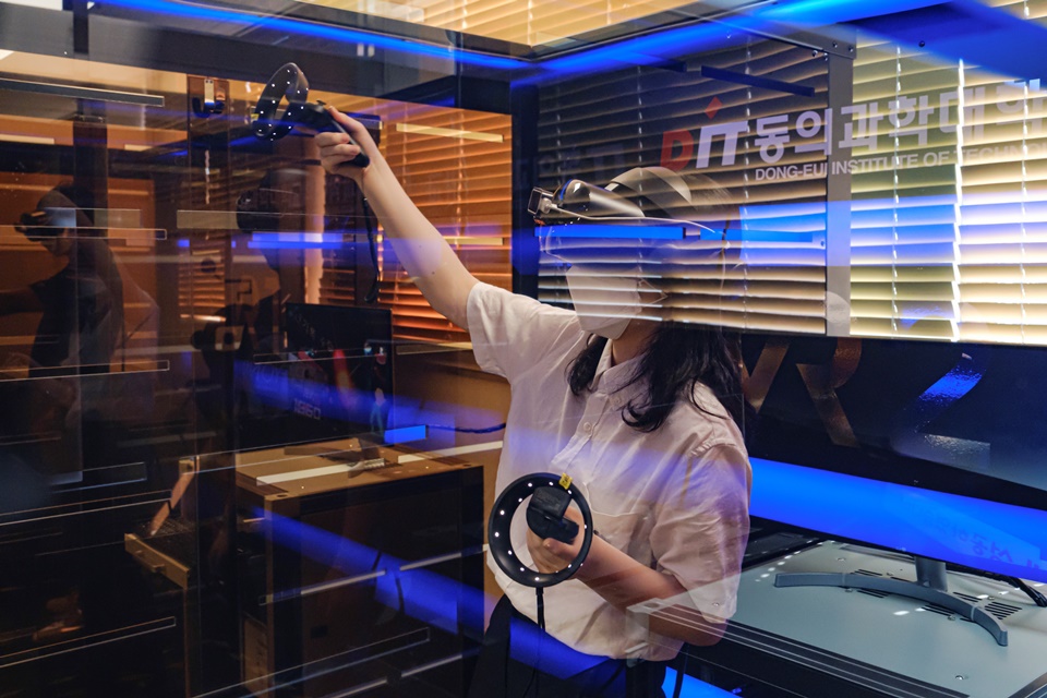 AI Cafe에서 AI 체험을 하고 있는 동의과학대 재학생 모습