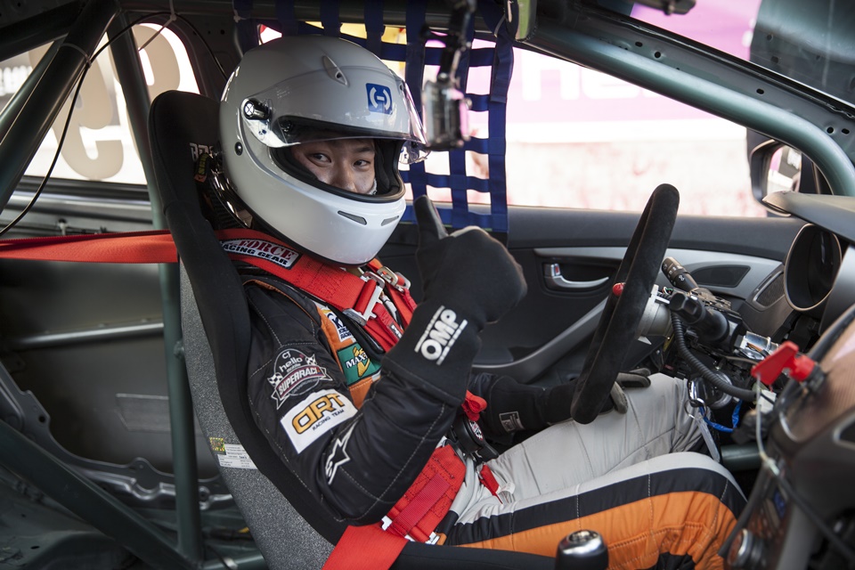 아주자동차대 재학생이 주행실습 뒤 엄지손가락을 치켜세우며 V 포즈를 취하고 있다. (사진=아주자동차대)