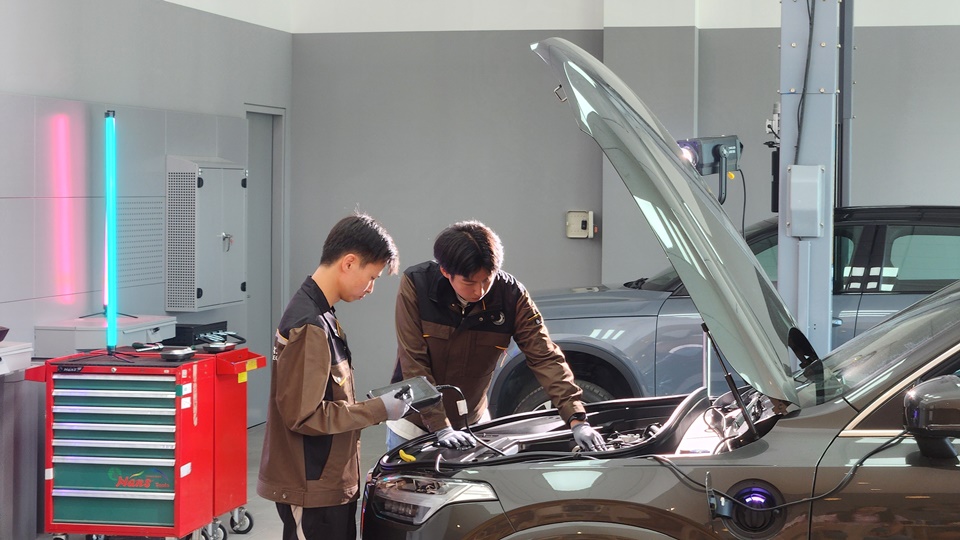 아주자동차대 학생들이 자동차 정비 실습 교육에 참여하고 있다. (사진=아주자동차대) 