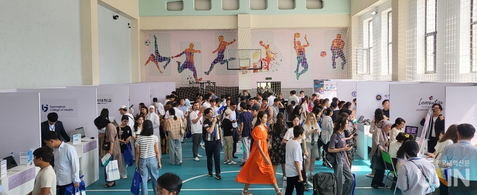 현지 시간으로 지난 21일 타슈켄트 샤크혼토후르대통령전문학교 체육관에서 ‘제1회 우즈베키스탄 한국 고등직업기술 유학설명회·입학박람회’에서 방문객들이 분주히 오가고 있다. (사진=주지영 기자)