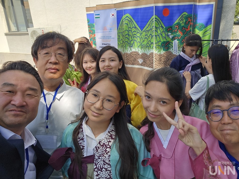 현지시간으로 지난 21일 해인협과 타슈켄트한국교육원이 공동 주최한 한국유학박람회에서 현지 학생들이 한복 문화 체험을 하며 해인협 관계자들과 기념사진을 촬영하고 있다. (사진=해인협 제공)