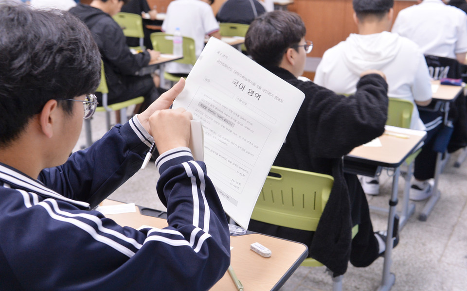 지난달 4일 진행된 2025학년도 대학수학능력시험 6월 모의평가 1교시 국어영역 시험을 보고 있는 수험생들. (사진=한국대학신문DB)