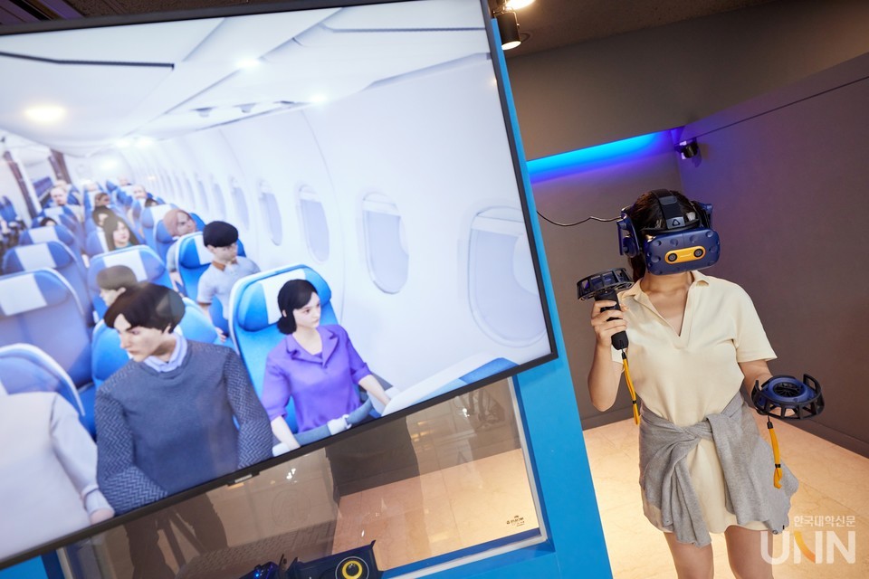 인하공전 재학생이 VR 기기로 실습 중인 모습. (사진=인하공전 제공)