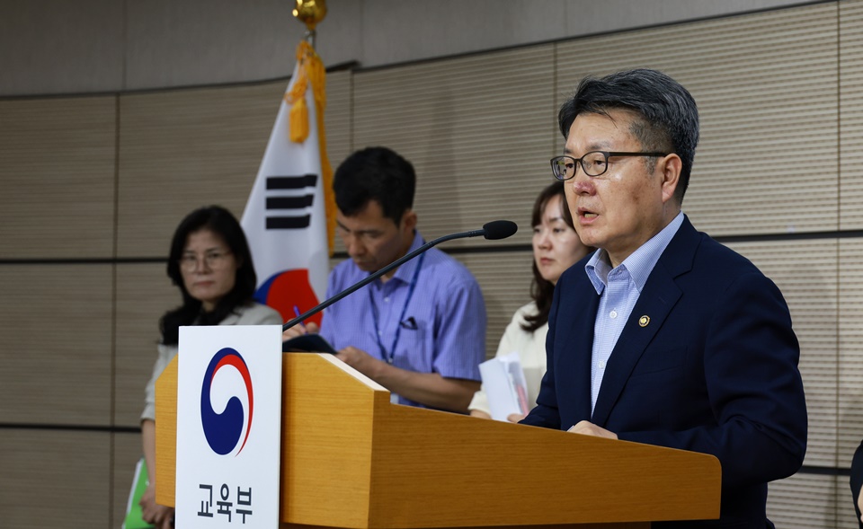 오석환 교육부 차관이 28일 세종시 정부세종청사에서 딥페이크 피해 우려가 확산됨에 따라 학생·교원들의 피해 현황 조사 및 긴급 전담조직(TF) 운영 등 지원에 나선다고 밝히고 있다. (사진=교육부)