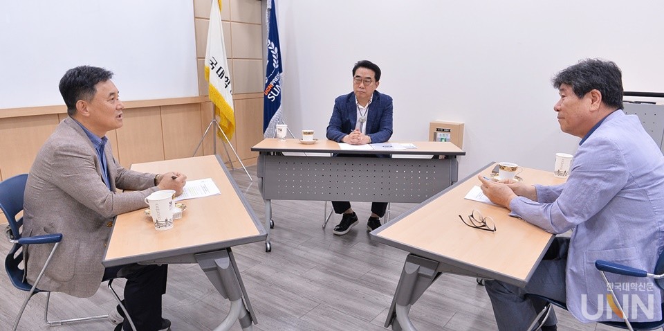 안세근 한국대학교육협의회 병설 한국대학평가원장(사진 맨 왼쪽)과 최준영 한국전문대학교육협의회 고등직업교육평가인증원장(사진 가운데)이 ‘4주기 대학기관평가인증의 주요 사항과 평가를 둘러싼 이슈’를 주제로 얘기를 나누고 있다. (사진=한명섭 기자)