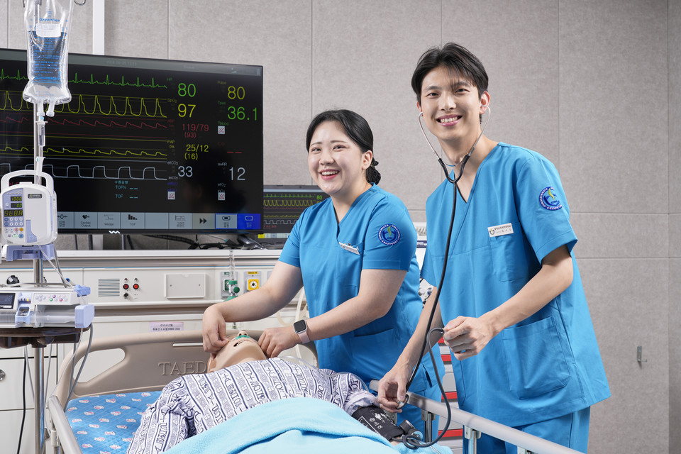 실습하는 간호학과 학생들.