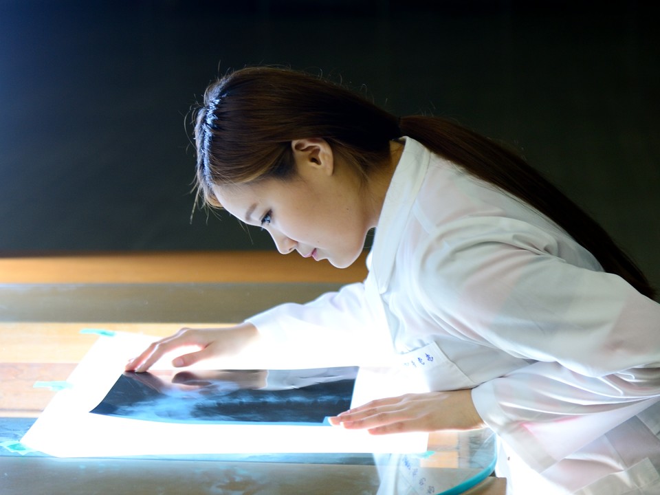 방사선학과 학생이 수업에 참여하고 있다.