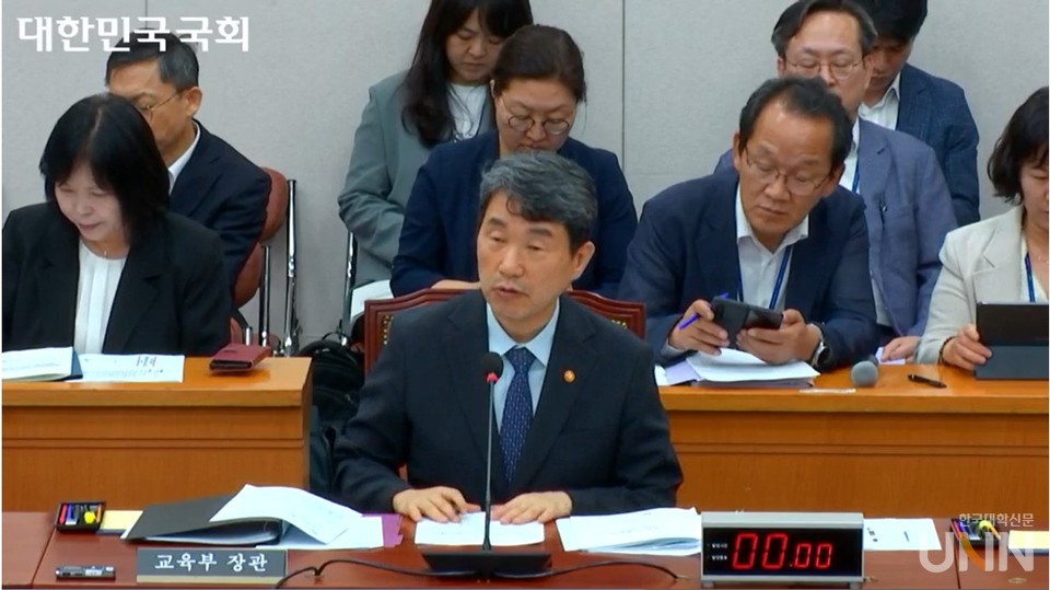 이주호 부총리 겸 교육부장관이 3일 국회 교육위원회 전체회의에 출석해 ‘이긴다’ 워딩 논란에 대해 답변하고 있다. (사진=국회영상회의록 시스템 캡쳐)