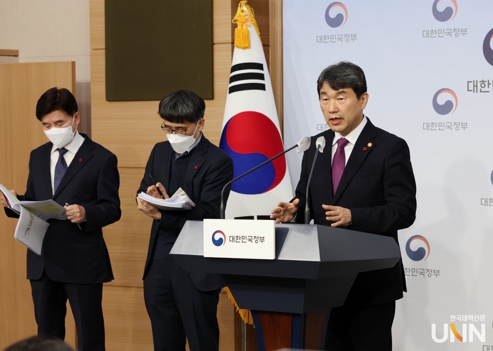 지난 4일 정부서울청사에서 열린 교육부 연두 업무보고 사전설명 브리핑에서 이주호 부총리 겸 교육부 장관이 업무보고 내용에 대해 설명하고 있다. (사진= 한국대학신문 DB)