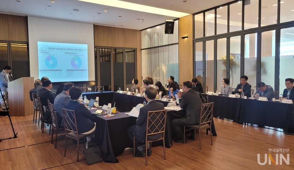 4일 서울 중구 LW컨벤션 다이아몬드홀서 진행된 ‘2024년 고등직업교육연구소 정책연구 세미나’ 참석자들이 이범수 국가평생교육진흥원 대학평생교육실 실장의 ‘전문대학을 통한 지역 평생교육 내실화 방안’ 발표를 듣고 있다. (사진=임연서 기자)