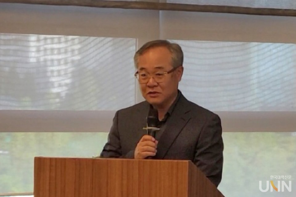 오병진 한국전문대학교육협의회 부설 고등직업교육연구소장이 개회사를 하고 있다. (사진=임연서 기자)