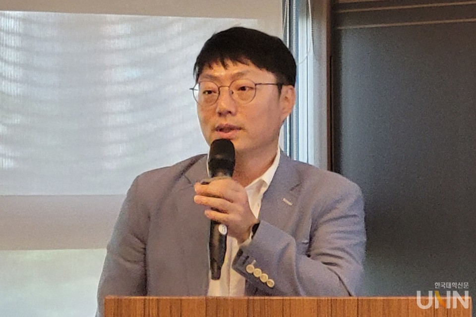 이범수 국가평생교육진흥원 대학평생교육실 실장이 ‘전문대학을 통한 지역 평생교육 내실화 방안’을 주제로 발표하고 있다. (사진=임연서 기자)