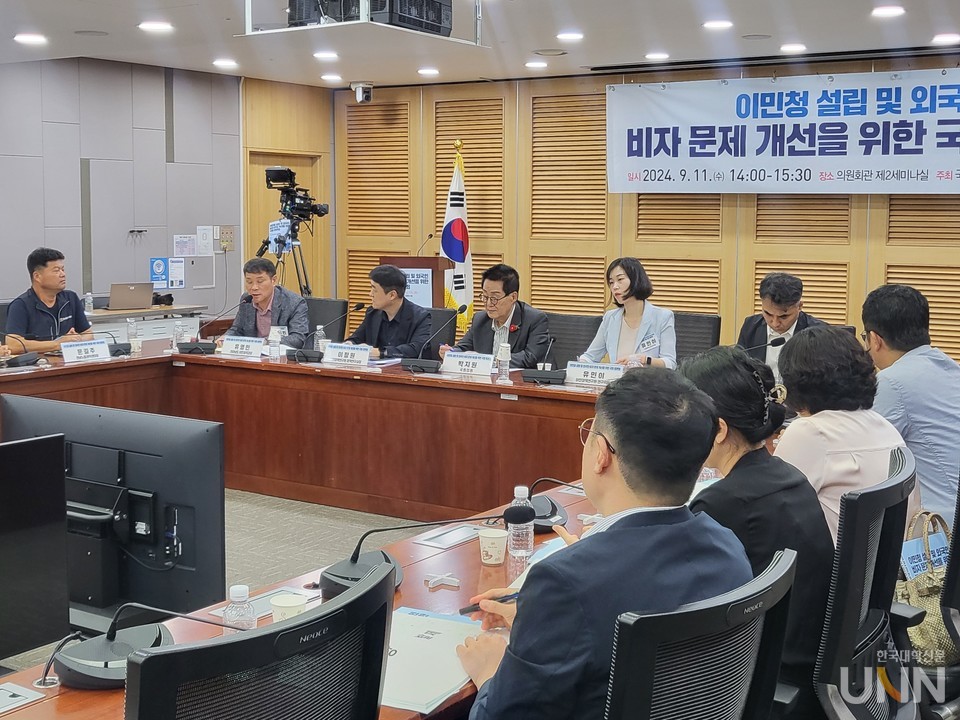 이날 주제발표가 끝난 뒤 참석자들이 토론회에서 비자제도 개선 방향에 대해 의견을 나누고 있다. (사진=주지영 기자)