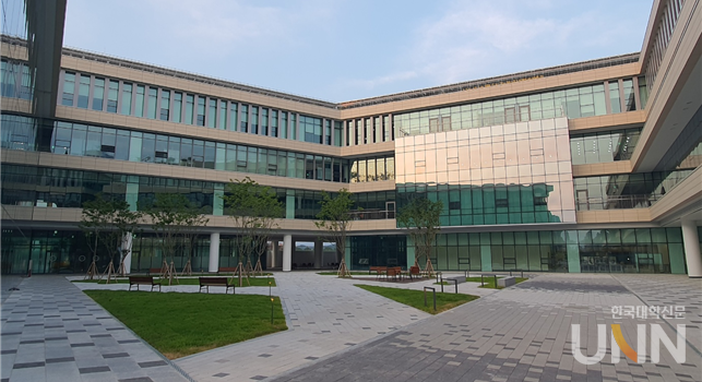 행정강의동 전경