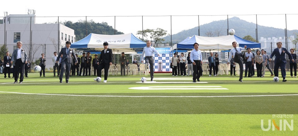 인조잔디구장 시축.