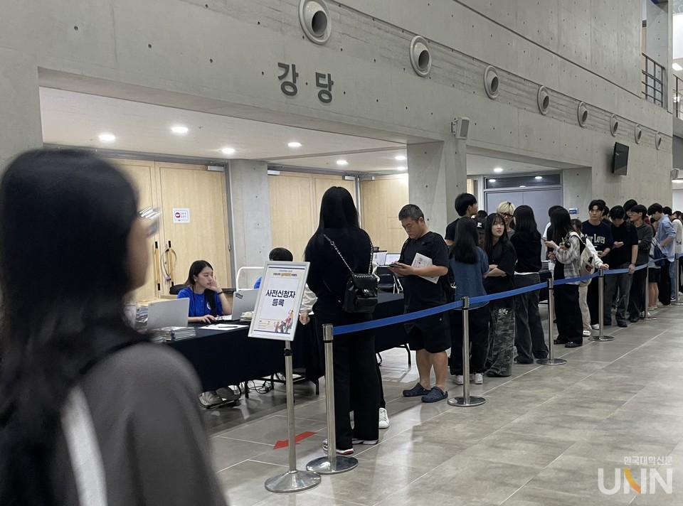 수도권 전문대 입학정보박람회에 입장하기 위해 방문객들이 줄을 서고 있다. (사진=김소현 기자)