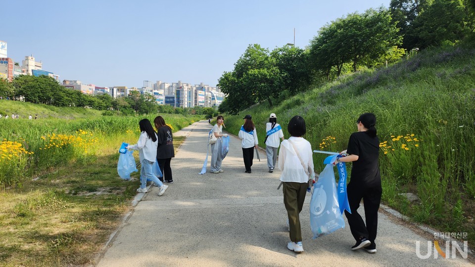 지역사회와 함께하는 ESG플로깅. (사진=광주보건대 제공)