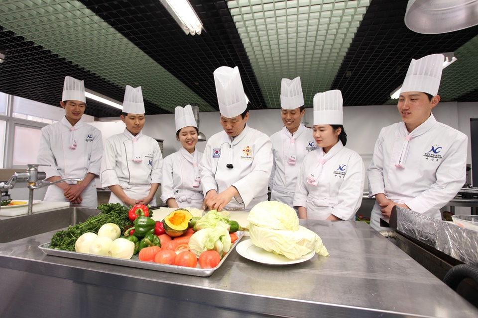 호텔조리제빵학부 수업 장면. (사진=남해대)