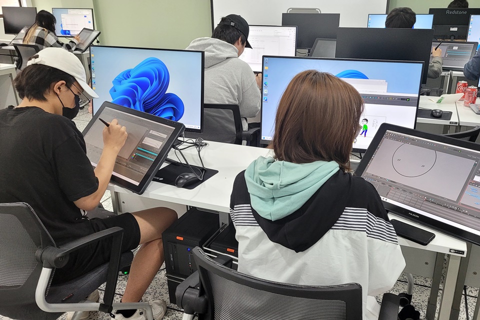 웹툰애니메이션학과 수업 장면. (사진=부산경상대)