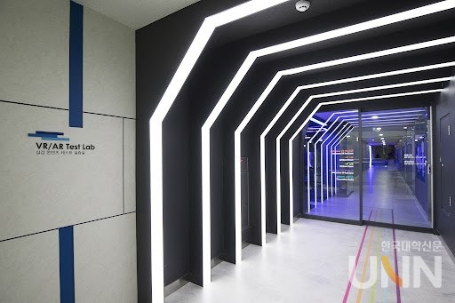 경복대는 최신의 실감 기술과 AI를 결합해 XR 시뮬레이션 콘텐츠 시연이 가능한 ‘올인원 프로세스’ 실습실을 구축할 예정이다. 사진은 경복대 AR·VR 콘텐츠 테스트랩.