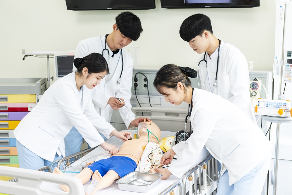 간호학과 학생들이 실습하는 모습. (사진=안산대)