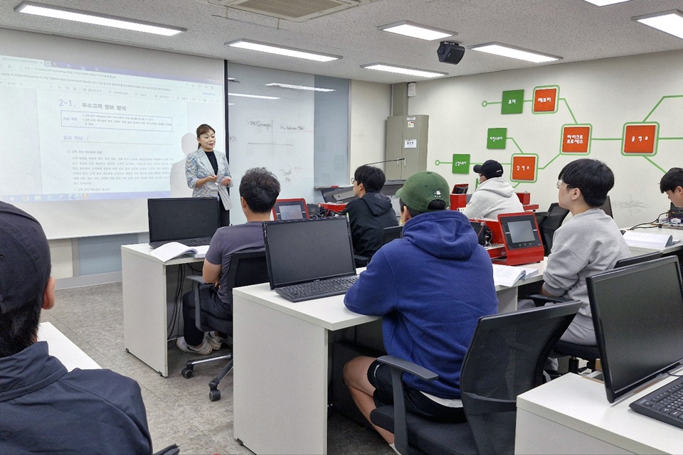 DHL 근로자 수업 참여 장면. (사진=재능대)