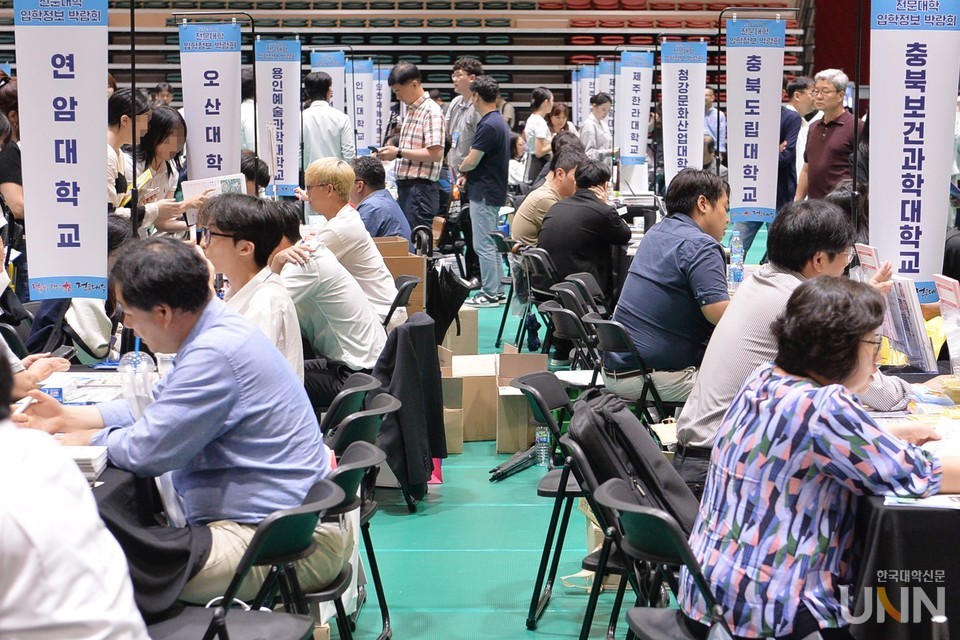 지난해 열린 전문대학 입학박람회에서 수험생과 학부모들이 대학 관계자와 일대일 상담 중인 모습. (사진=한국대학신문 DB)