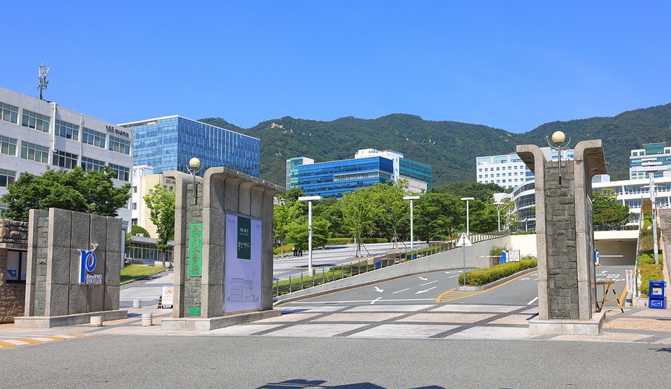 부산대는 기술지주회사를 통해 장기적 관점의 펀드 운용 계획을 실천해나가고 있다. 부산대 정문 모습 (사진=부산대)