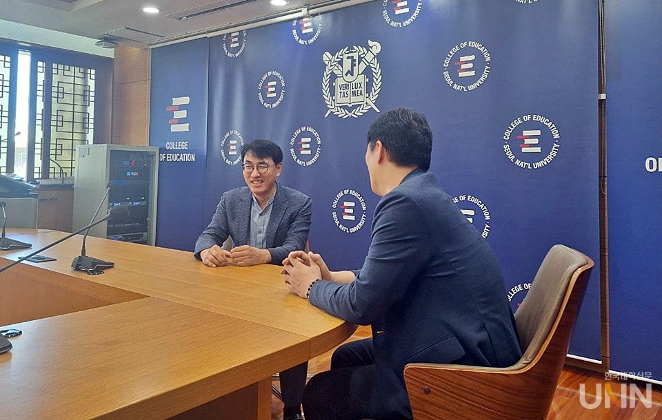 오헌석 앱티마이저 대표가 본지 홍준 대표와 인터뷰를 진행하고 있다.