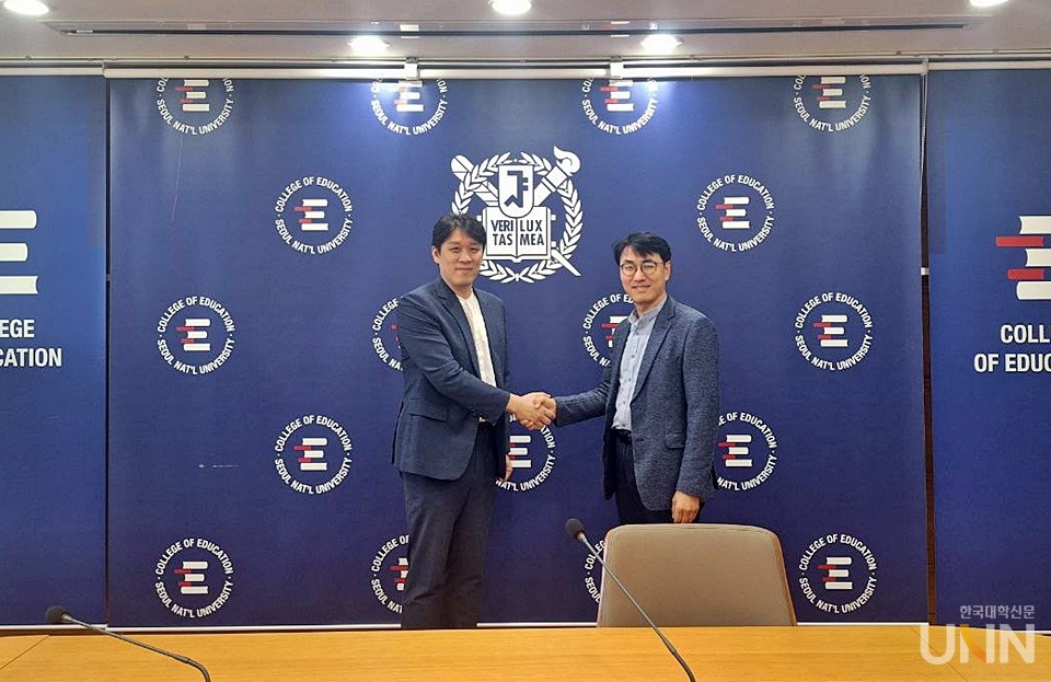 오헌석 앱티마이저 대표(사진 우측)와 본지 홍준 대표가 기념 촬영을 하고 있다.