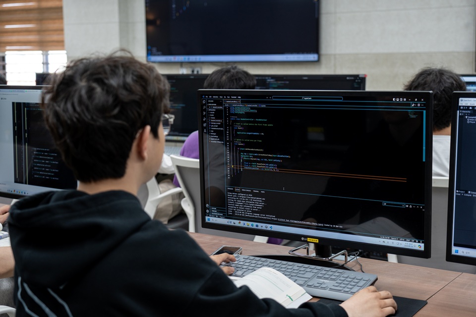 조선이공대 컴퓨터보안과 재학생들이 전공 수업을 받고 있는 모습이다. (사진=조선이공대)