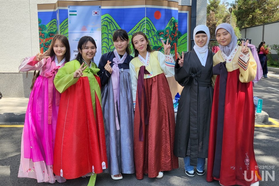 지난 8월 우즈베키스탄 타슈켄트에서 개최된 ‘제1회 우즈베키스탄 한국 고등직업기술 유학설명회·입학박람회’에서 우즈베키스탄 학생들이 한복을 입고 기념사진을 촬영하고 있다. (사진=주지영 기자)