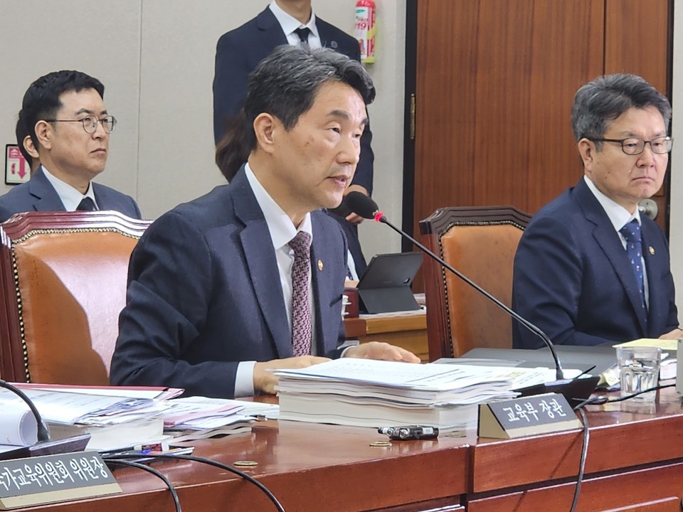 이주호 사회부총리 겸 교육부 장관이 8일 서울 여의도 국회 본관에서 열린 국회 교육위원회 첫 국정감사에 참석해 의대 관련 논란에 대해 답변하고 있다. (사진=백두산 기자)