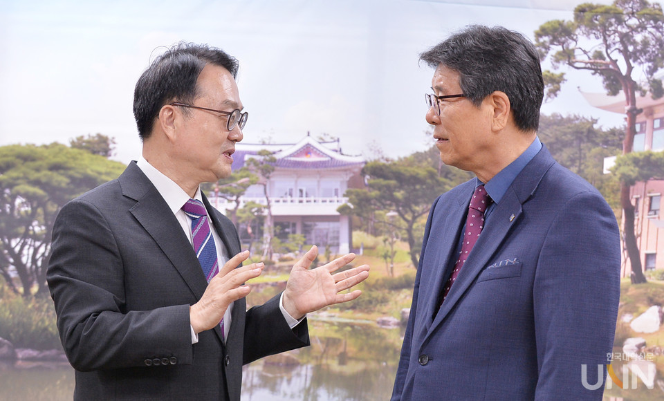 공병영 회장(왼쪽)과 최용섭 주필 겸 편집인이 사이버대가 가야 할 미래 방향에 대해 이야기를 나누고 있다. (사진=한명섭 기자)
