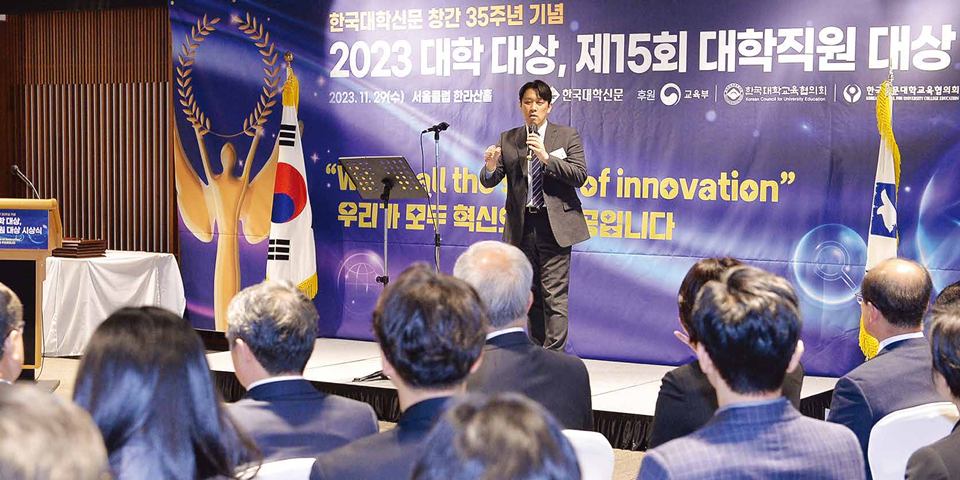 홍준 본지 대표이사 겸 발행인이 지난해 11월 29일 서울 중구 서울클럽에서 열린 2023 한국대학신문 대학대상 시상식에서 환영사를 하고 있다. (사진=한명섭 기자) 